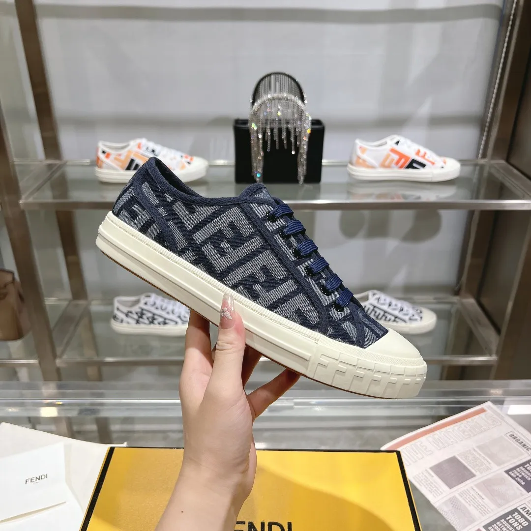 Couple style 💰460❤️Fendi Fendi's latest couple canvas shoes ❑ Fabric: Original customized imported jacquard canvas material ❑ Inner lining: Imported canvas material ❑ Sole: Original molded non-slip TPU outsole ❑ Bottom thickness: 2.5cm ❑ Size: Women's 35-40/Men's 39-45